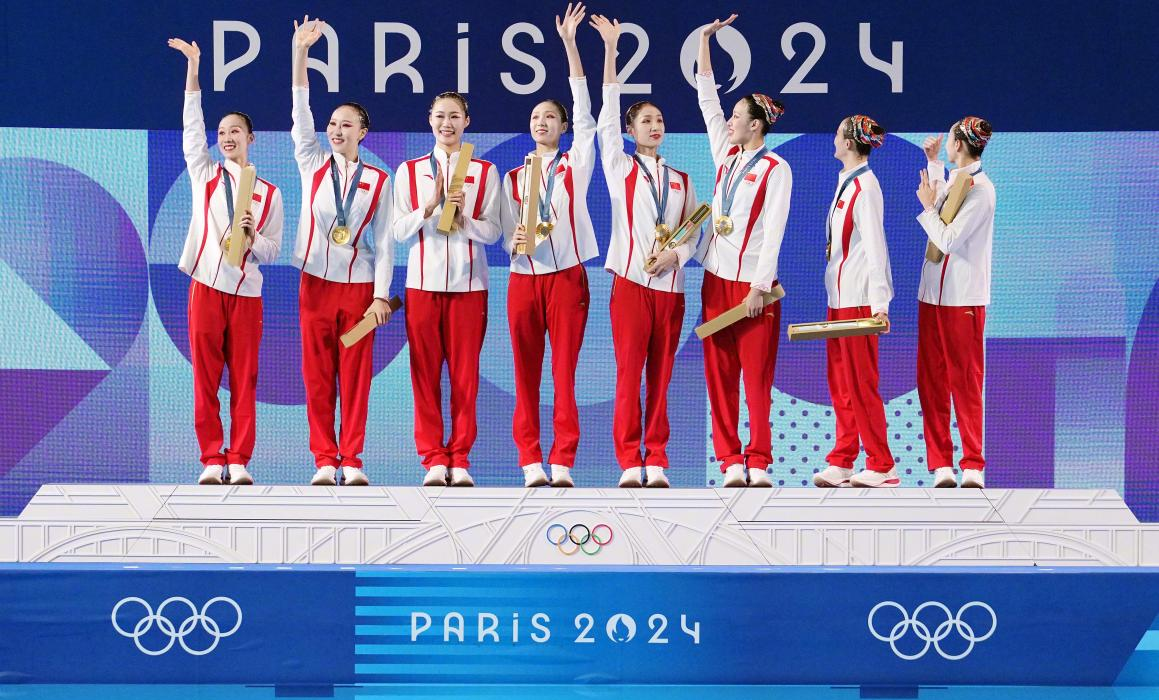 中国花样游泳队站上奥运冠军领奖台