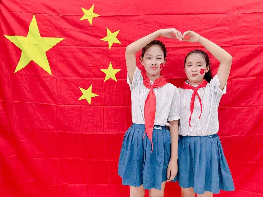 小学开展"向国旗敬礼"主题活动